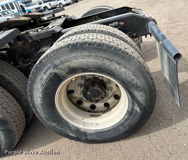 image for item NH9118 2005 Volvo VNL semi truck