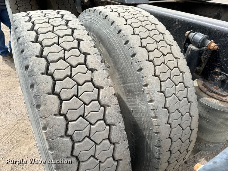 image for item NH9118 2005 Volvo VNL semi truck