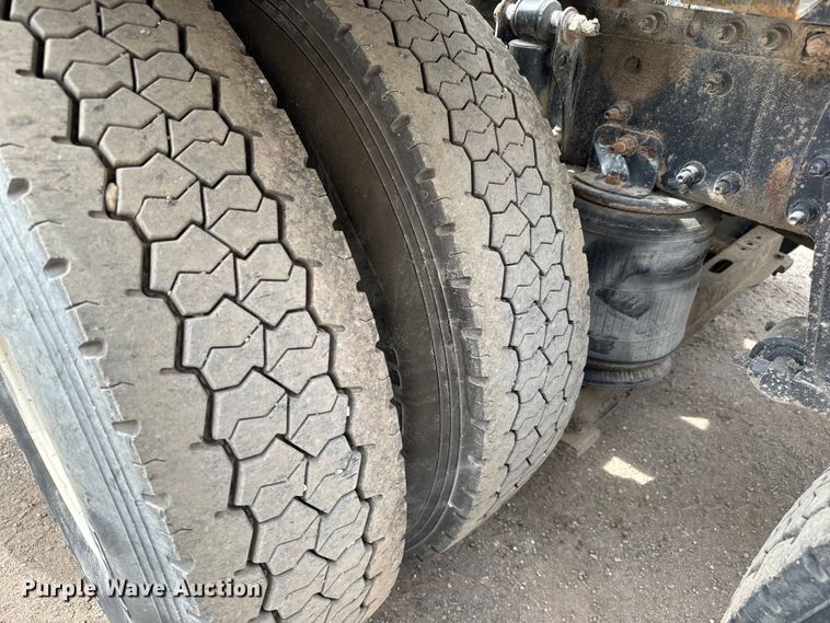 image for item NH9118 2005 Volvo VNL semi truck