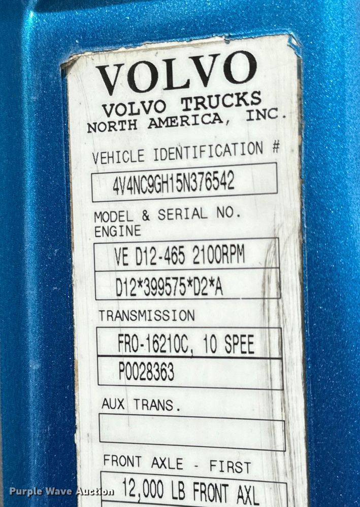 image for item NH9118 2005 Volvo VNL semi truck