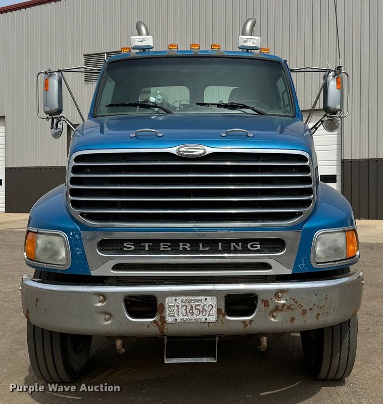 image for item NH9119 2005 Sterling L9500 semi truck