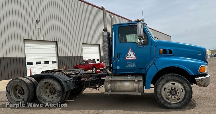 image for item NH9119 2005 Sterling L9500 semi truck