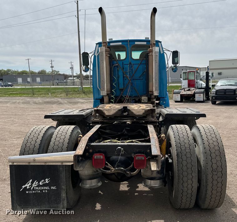 image for item NH9119 2005 Sterling L9500 semi truck