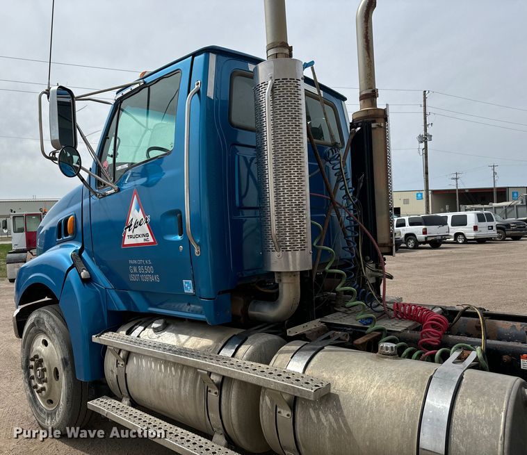 image for item NH9119 2005 Sterling L9500 semi truck
