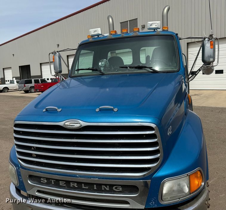 image for item NH9119 2005 Sterling L9500 semi truck