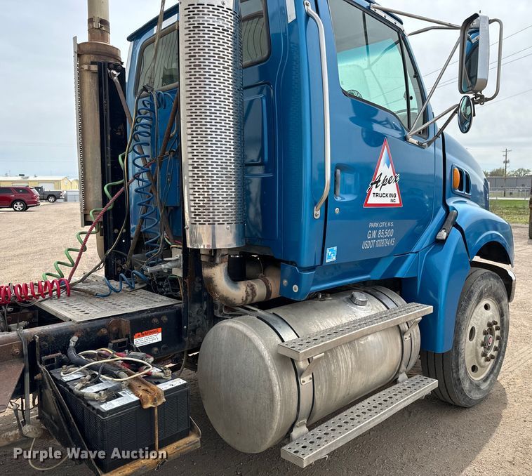 image for item NH9119 2005 Sterling L9500 semi truck