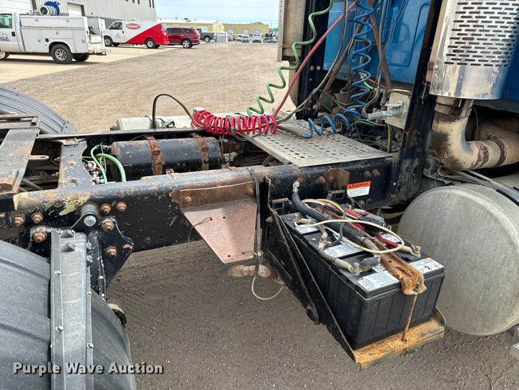 image for item NH9119 2005 Sterling L9500 semi truck