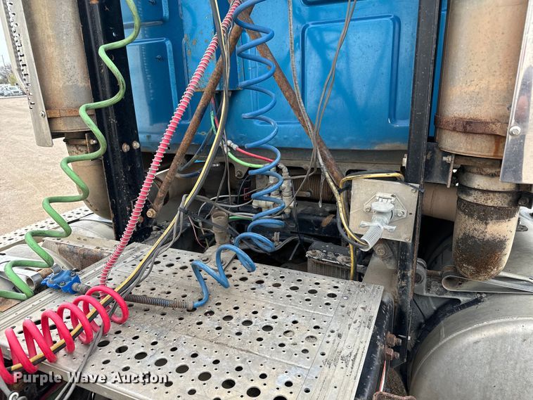 image for item NH9119 2005 Sterling L9500 semi truck