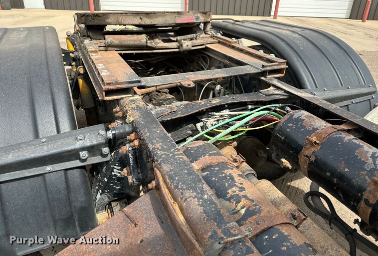 image for item NH9119 2005 Sterling L9500 semi truck