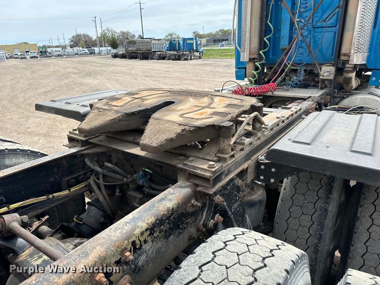 image for item NH9119 2005 Sterling L9500 semi truck