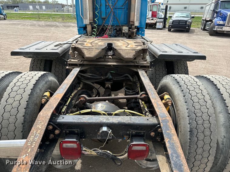 image for item NH9119 2005 Sterling L9500 semi truck