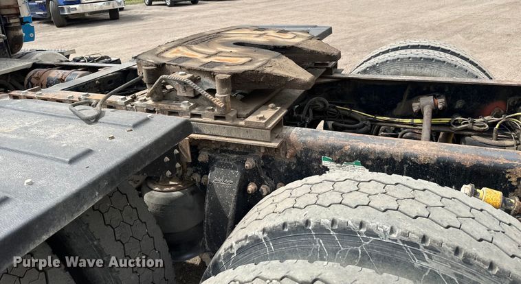 image for item NH9119 2005 Sterling L9500 semi truck