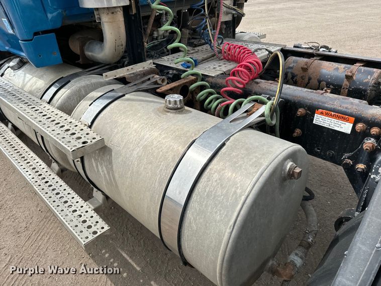 image for item NH9119 2005 Sterling L9500 semi truck