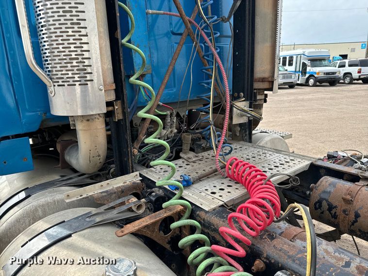 image for item NH9119 2005 Sterling L9500 semi truck