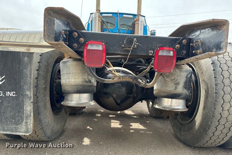 image for item NH9119 2005 Sterling L9500 semi truck