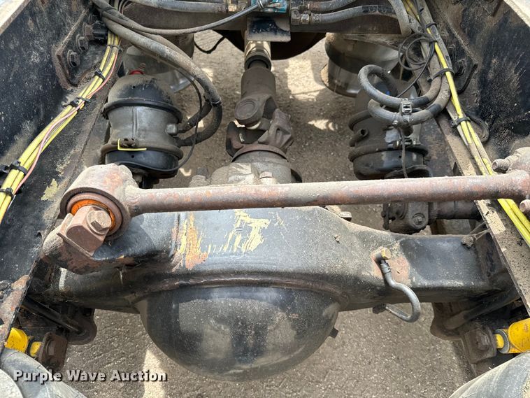 image for item NH9119 2005 Sterling L9500 semi truck