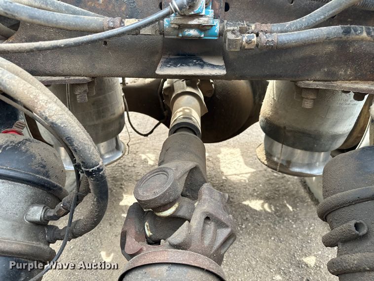 image for item NH9119 2005 Sterling L9500 semi truck