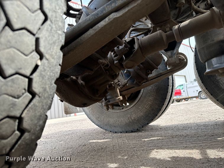 image for item NH9119 2005 Sterling L9500 semi truck