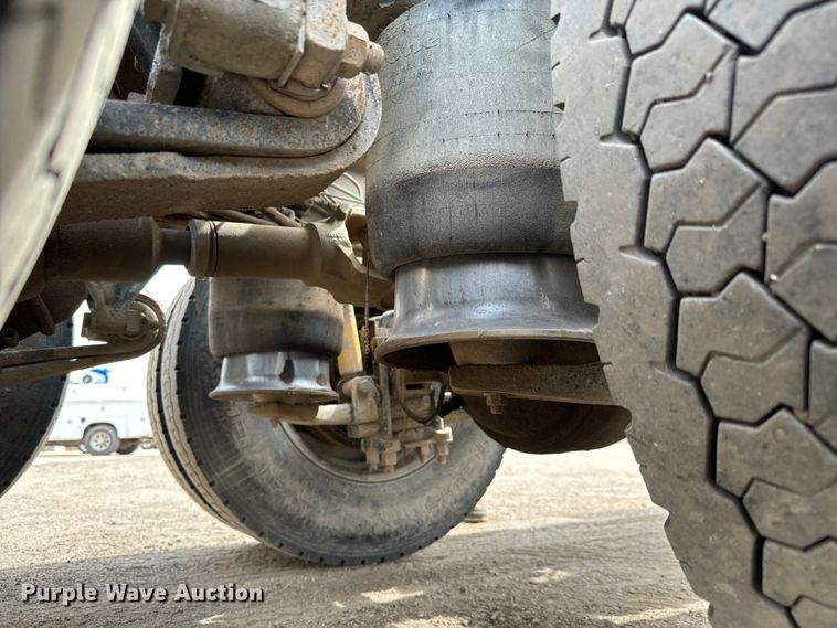 image for item NH9119 2005 Sterling L9500 semi truck