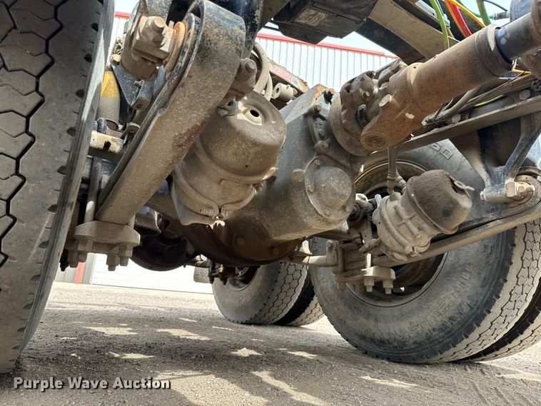 image for item NH9119 2005 Sterling L9500 semi truck