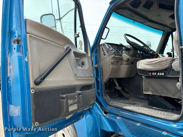 image for item NH9119 2005 Sterling L9500 semi truck