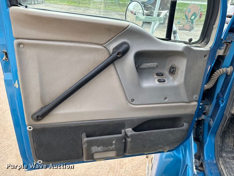 image for item NH9119 2005 Sterling L9500 semi truck