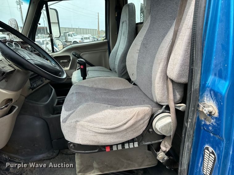 image for item NH9119 2005 Sterling L9500 semi truck