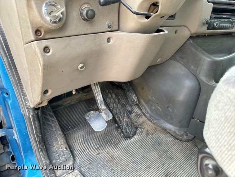 image for item NH9119 2005 Sterling L9500 semi truck