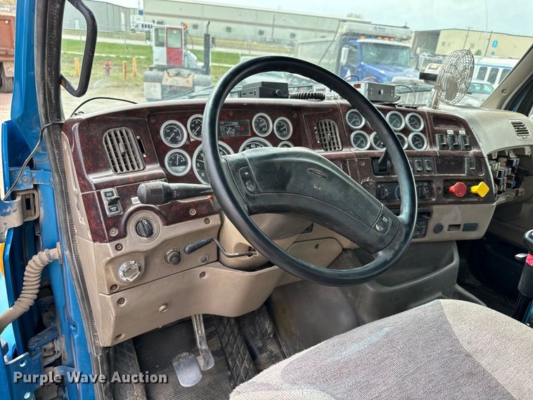 image for item NH9119 2005 Sterling L9500 semi truck