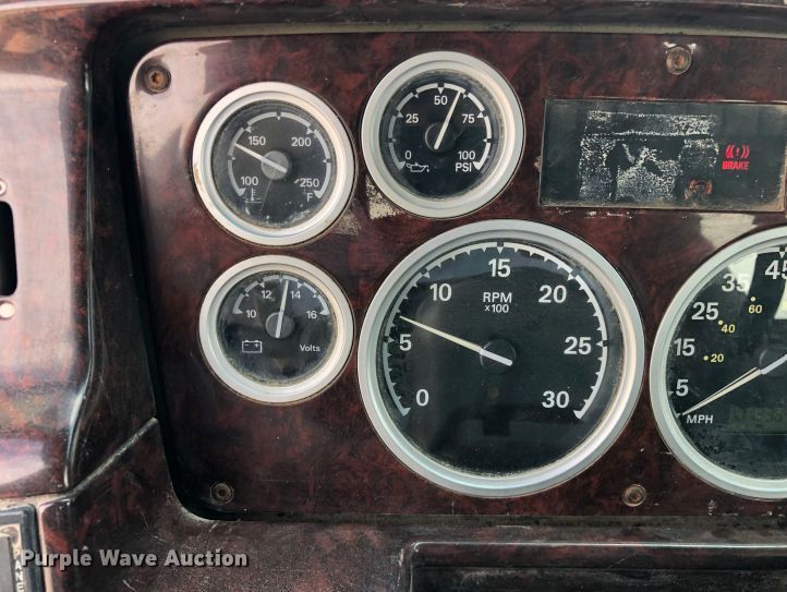 image for item NH9119 2005 Sterling L9500 semi truck