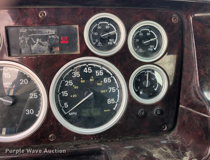 image for item NH9119 2005 Sterling L9500 semi truck