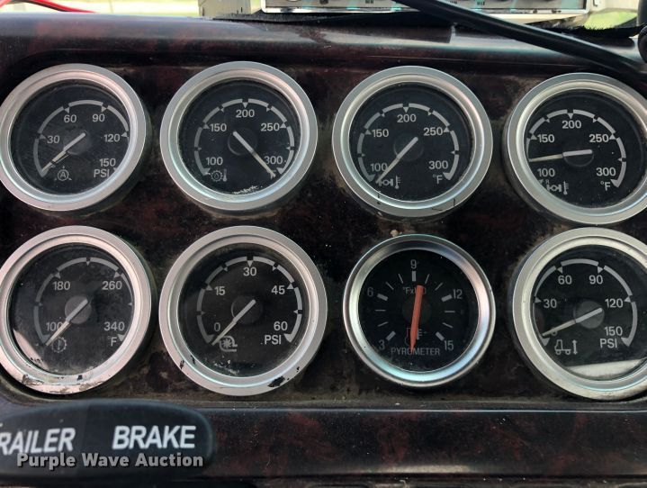 image for item NH9119 2005 Sterling L9500 semi truck