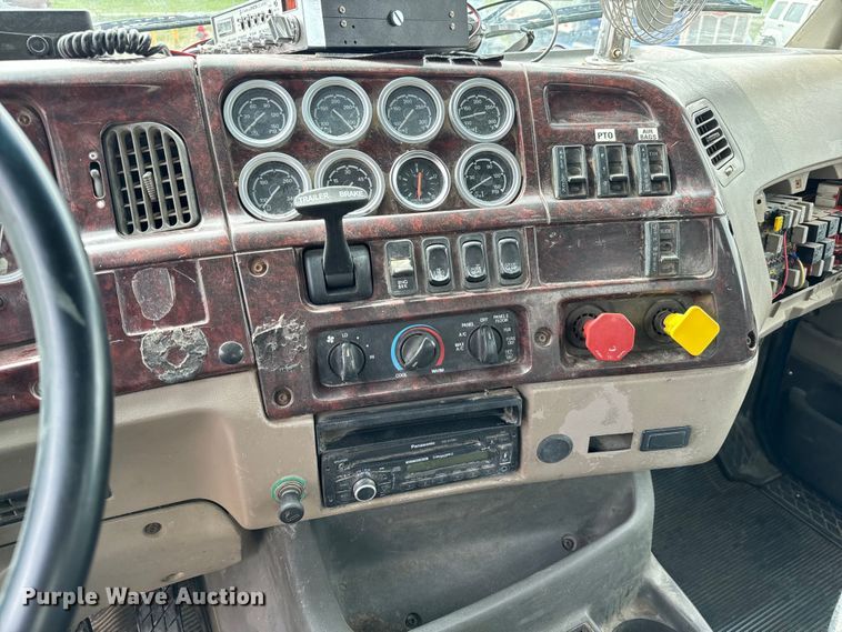 image for item NH9119 2005 Sterling L9500 semi truck