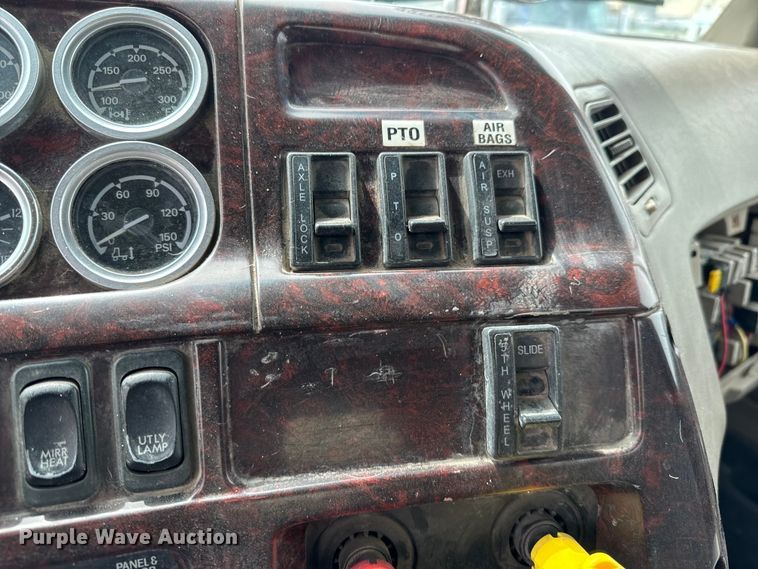 image for item NH9119 2005 Sterling L9500 semi truck