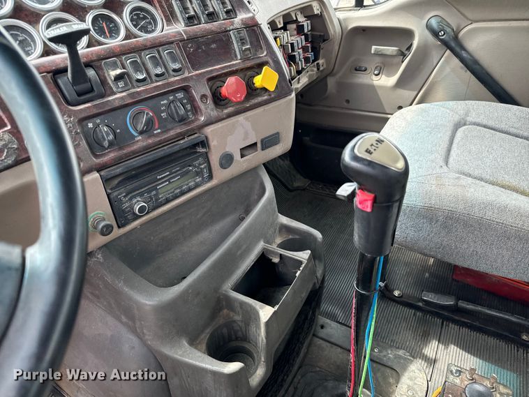 image for item NH9119 2005 Sterling L9500 semi truck