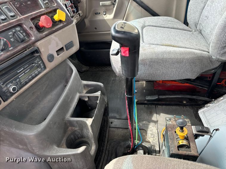 image for item NH9119 2005 Sterling L9500 semi truck