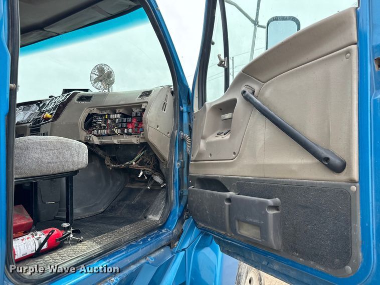 image for item NH9119 2005 Sterling L9500 semi truck