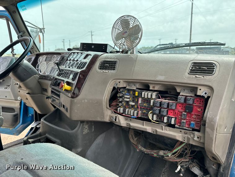 image for item NH9119 2005 Sterling L9500 semi truck