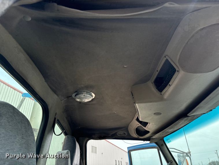 image for item NH9119 2005 Sterling L9500 semi truck