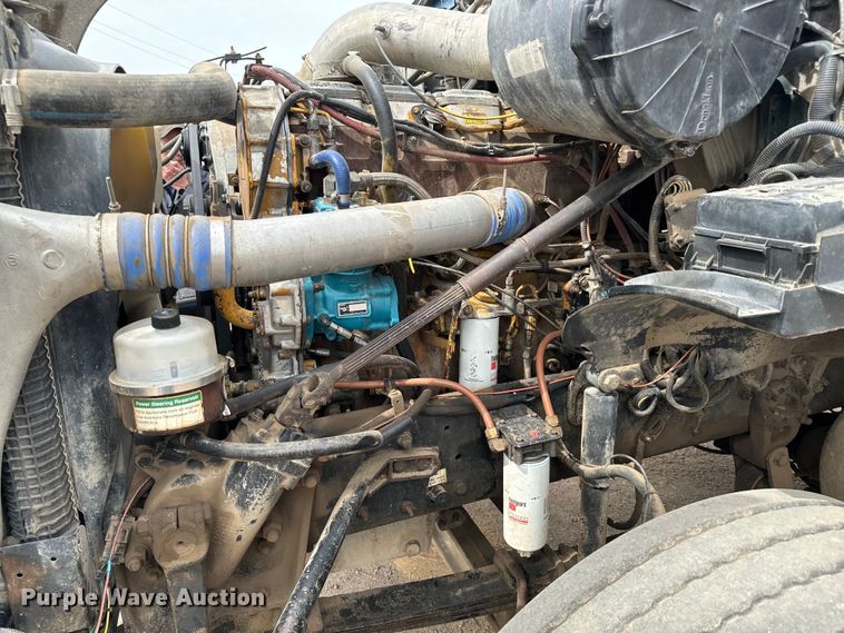 image for item NH9119 2005 Sterling L9500 semi truck