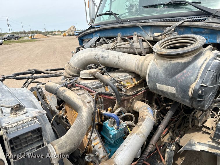 image for item NH9119 2005 Sterling L9500 semi truck