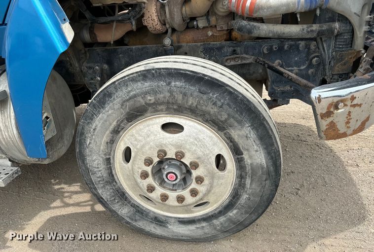 image for item NH9119 2005 Sterling L9500 semi truck