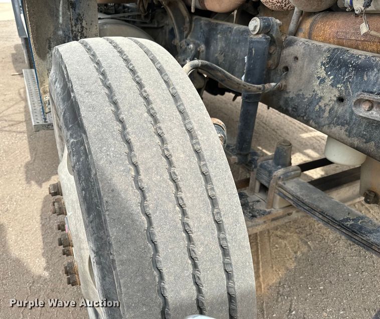 image for item NH9119 2005 Sterling L9500 semi truck