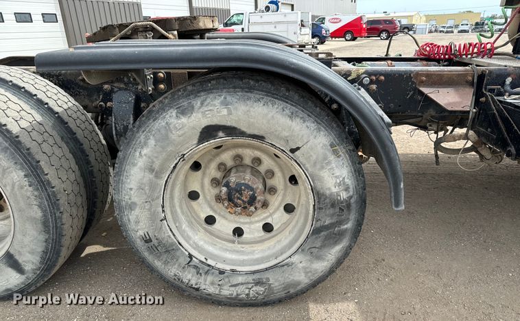 image for item NH9119 2005 Sterling L9500 semi truck