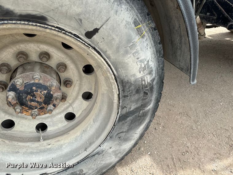 image for item NH9119 2005 Sterling L9500 semi truck