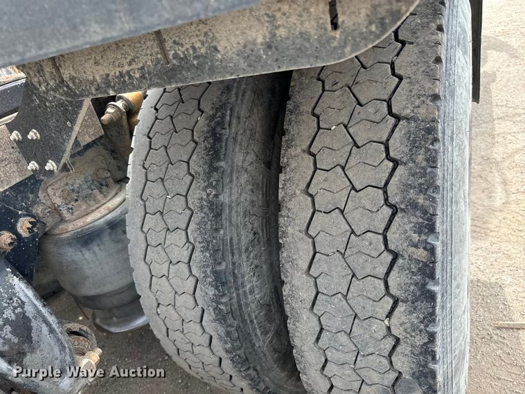 image for item NH9119 2005 Sterling L9500 semi truck