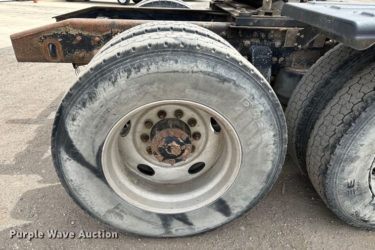 image for item NH9119 2005 Sterling L9500 semi truck