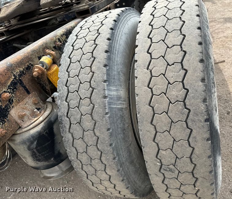 image for item NH9119 2005 Sterling L9500 semi truck