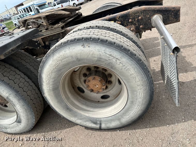 image for item NH9119 2005 Sterling L9500 semi truck