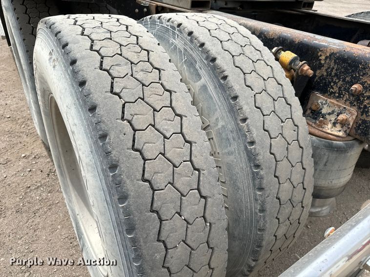 image for item NH9119 2005 Sterling L9500 semi truck